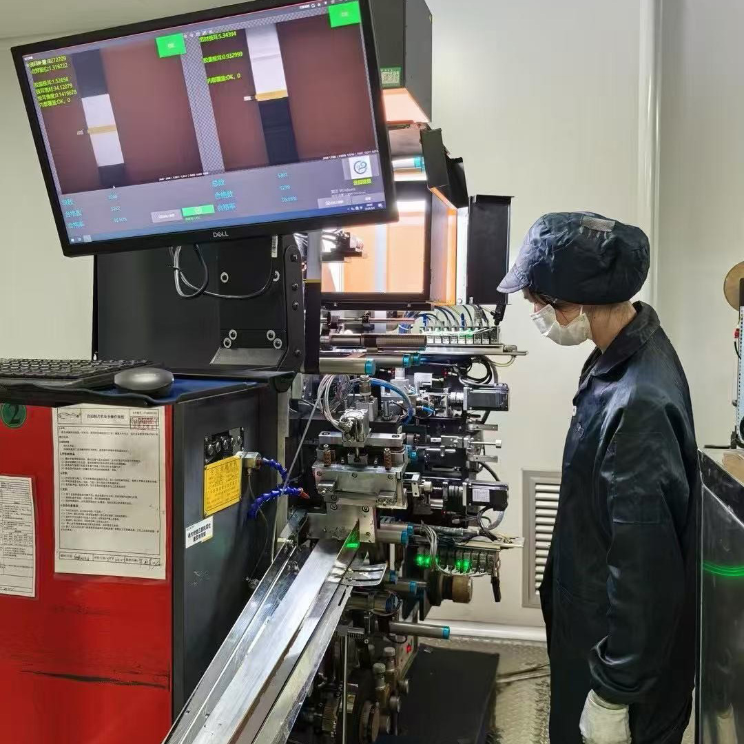 VTCBATT manufacturing line operator